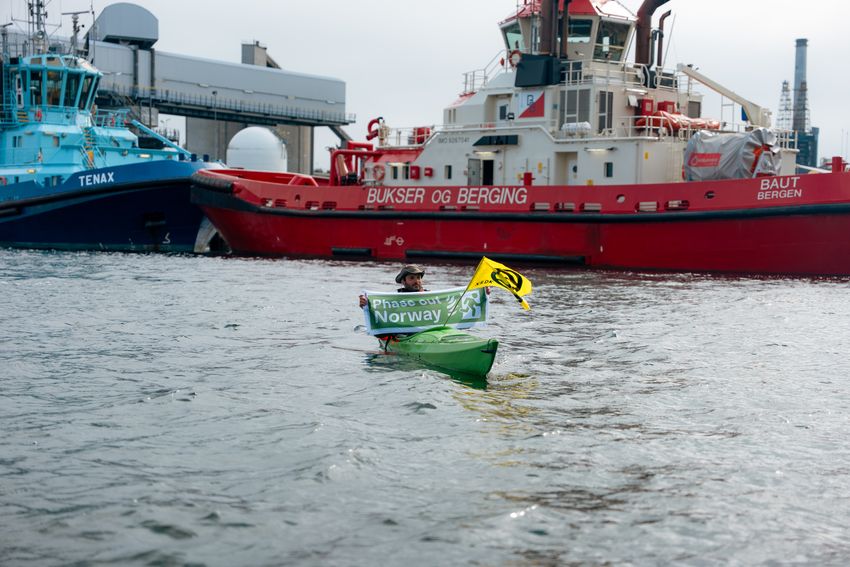 attivista di Extinction Rebellion blocca una petroliera