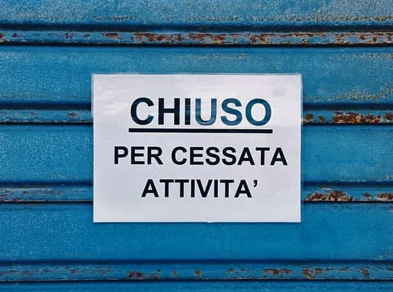 Bandone di negozio chiuso