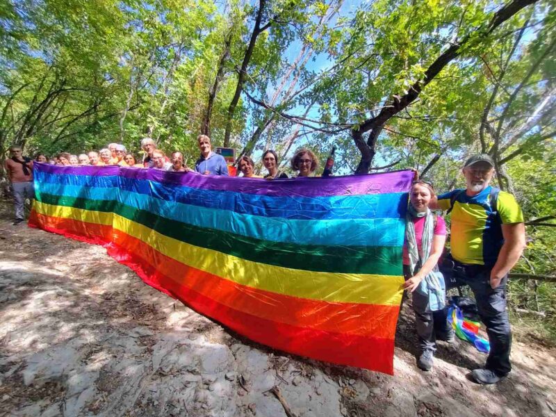 Foto di gruppo in cammino per la pace e il disarmo con striscione della pace