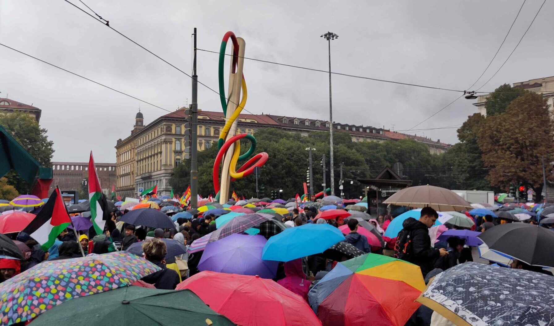 sciopero generale, pioggia, piazza Cadorna, l'Ago