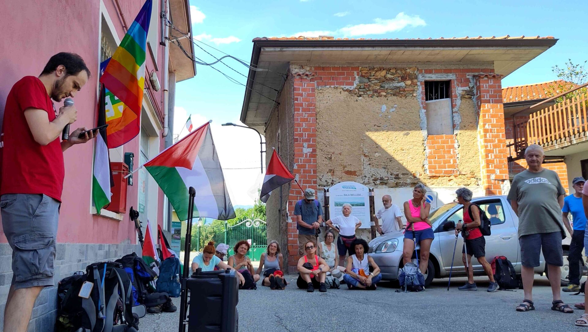 Un momento di lettura durante la Local March for Gaza di luglio