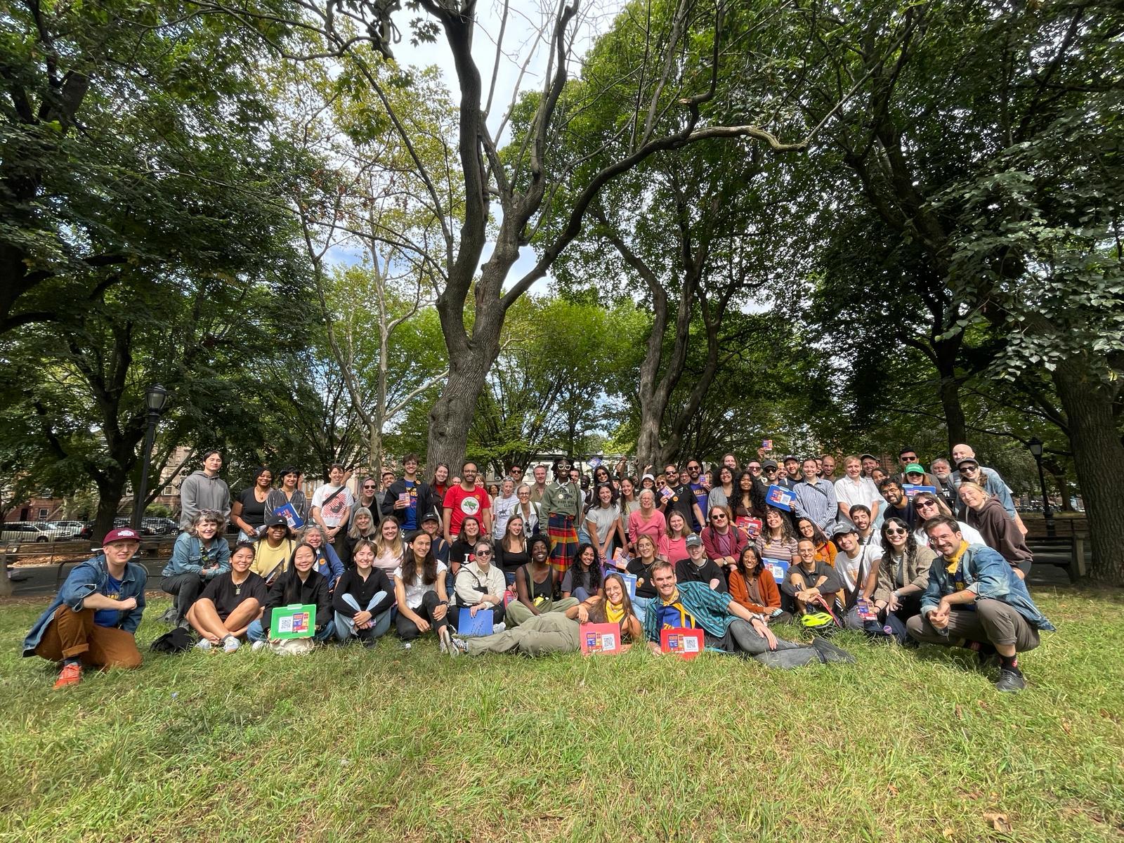 Foto de grupo de los activistas de Zohran Mamdani reunidos en Fulton Park, Brooklyn.