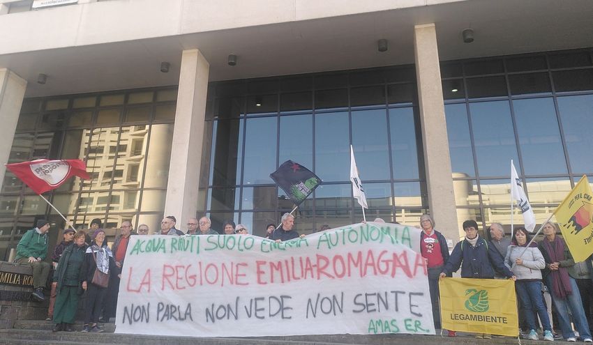 protesta di fronte alla regione