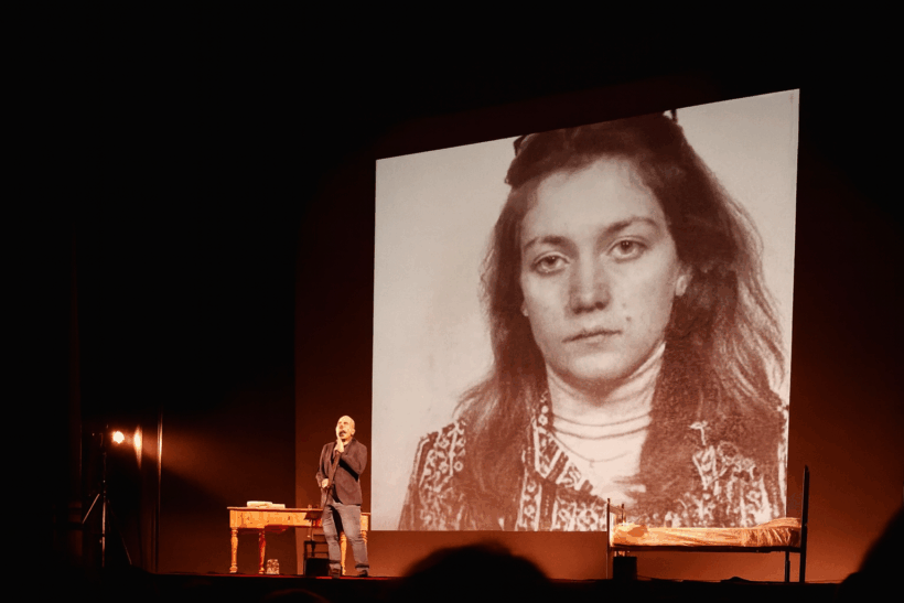 Roberto Saviano porta in scena L’amore mio non muore, dedicato alla storia vera di Rossella Casini, giovane uccisa dalla camorra. Un racconto che intreccia cronaca e poesia per ridare voce alle vittime dimenticate.