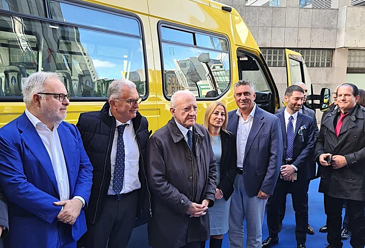 Momento della consegna ufficiale del primo Scuolabus Ecologico della Regione Campania, alla presenza del Presidente Vincenzo De Luca, dell’Assessora all’Istruzione Lucia Fortini e dei Consiglieri regionali Carmine Mocerino e Luca Cascone.
