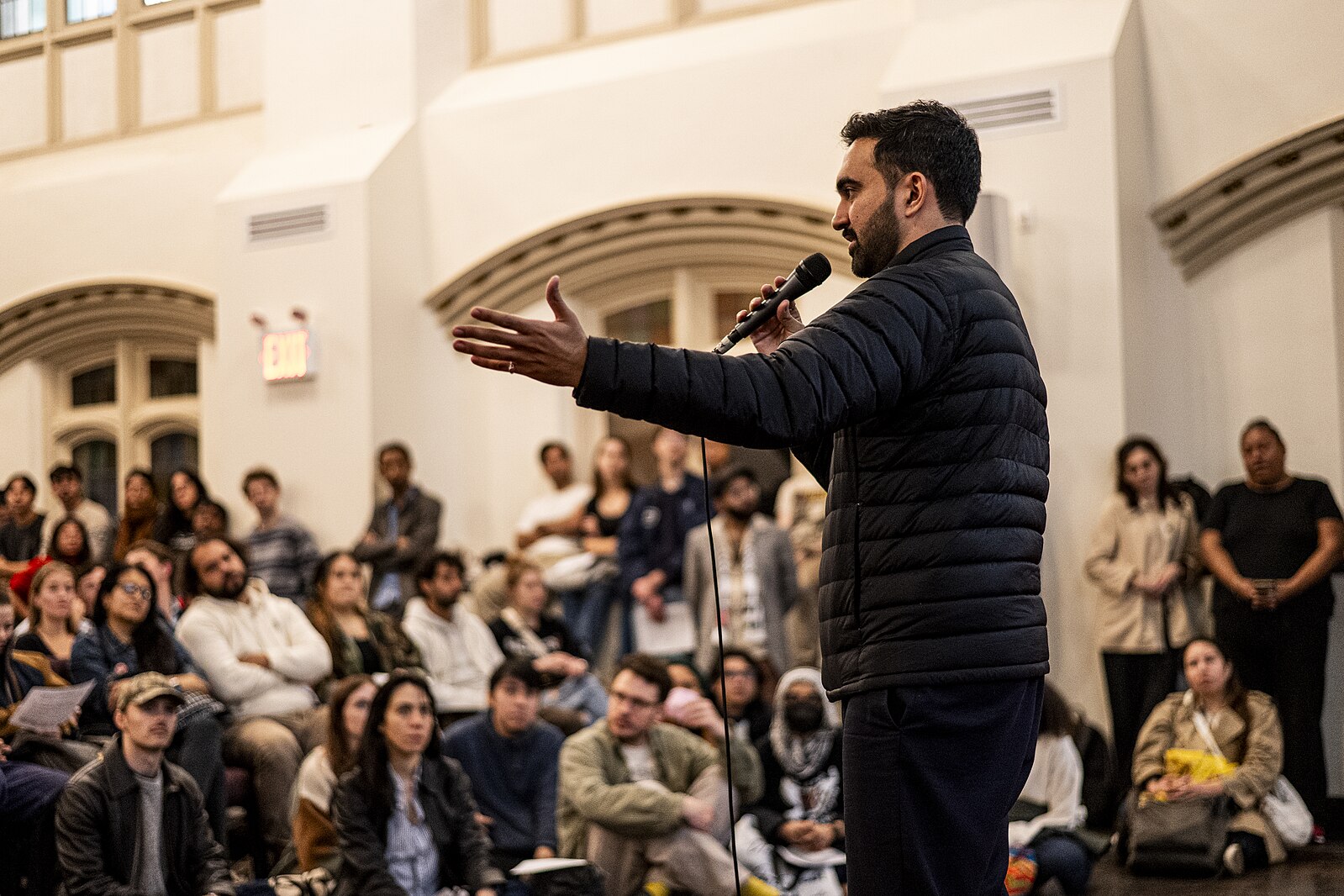 Zohran Mamdani durante un mitin de los Socialistas Democráticos de América (DSA) en el barrio Village de NYC.