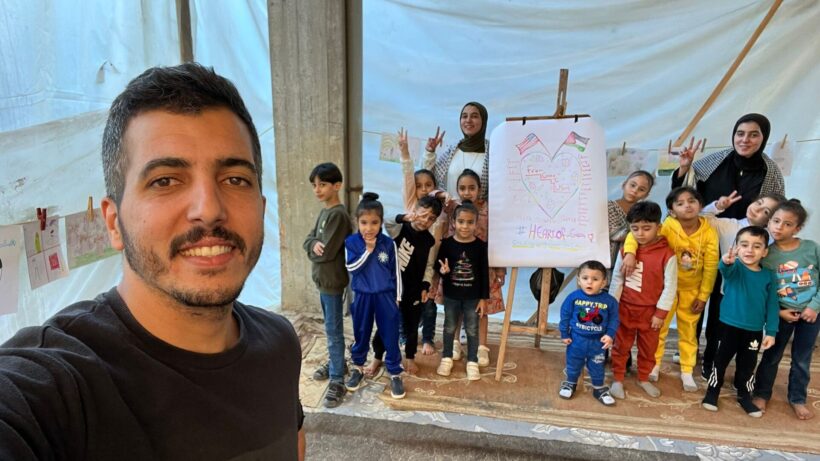 Mohammed Timraz e i bambini del progetto HeART of GAZA