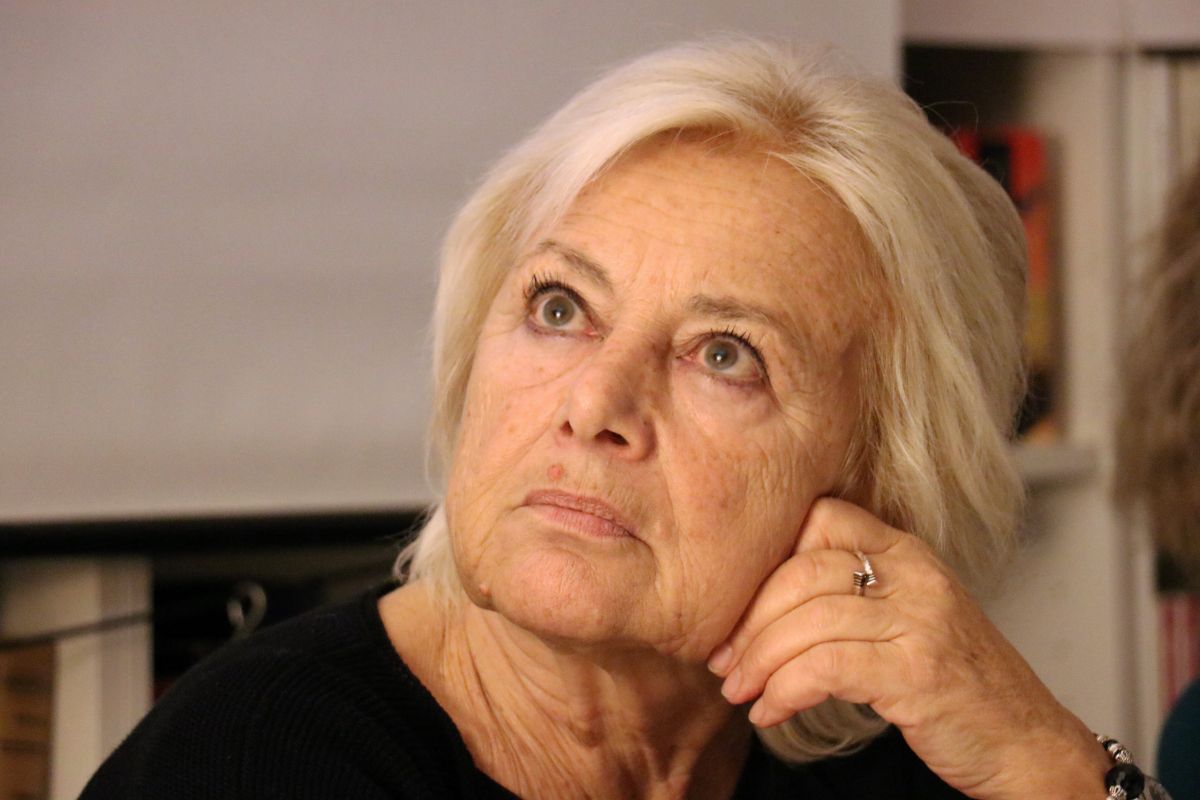 Primo piano di Giuliana Sgrena, in ascolto durante una presentazione, fotografata all’interno della libreria IoCiSto