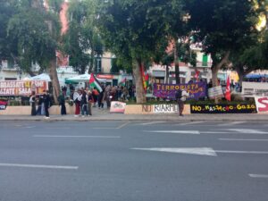 manifestanti in piazza con striscioni