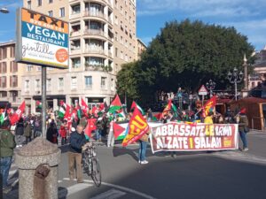 Manifestanti dietro striscione