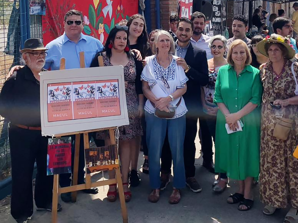 Foto de Christine Kachadourian (al centro), junto a autoridades y vecinos