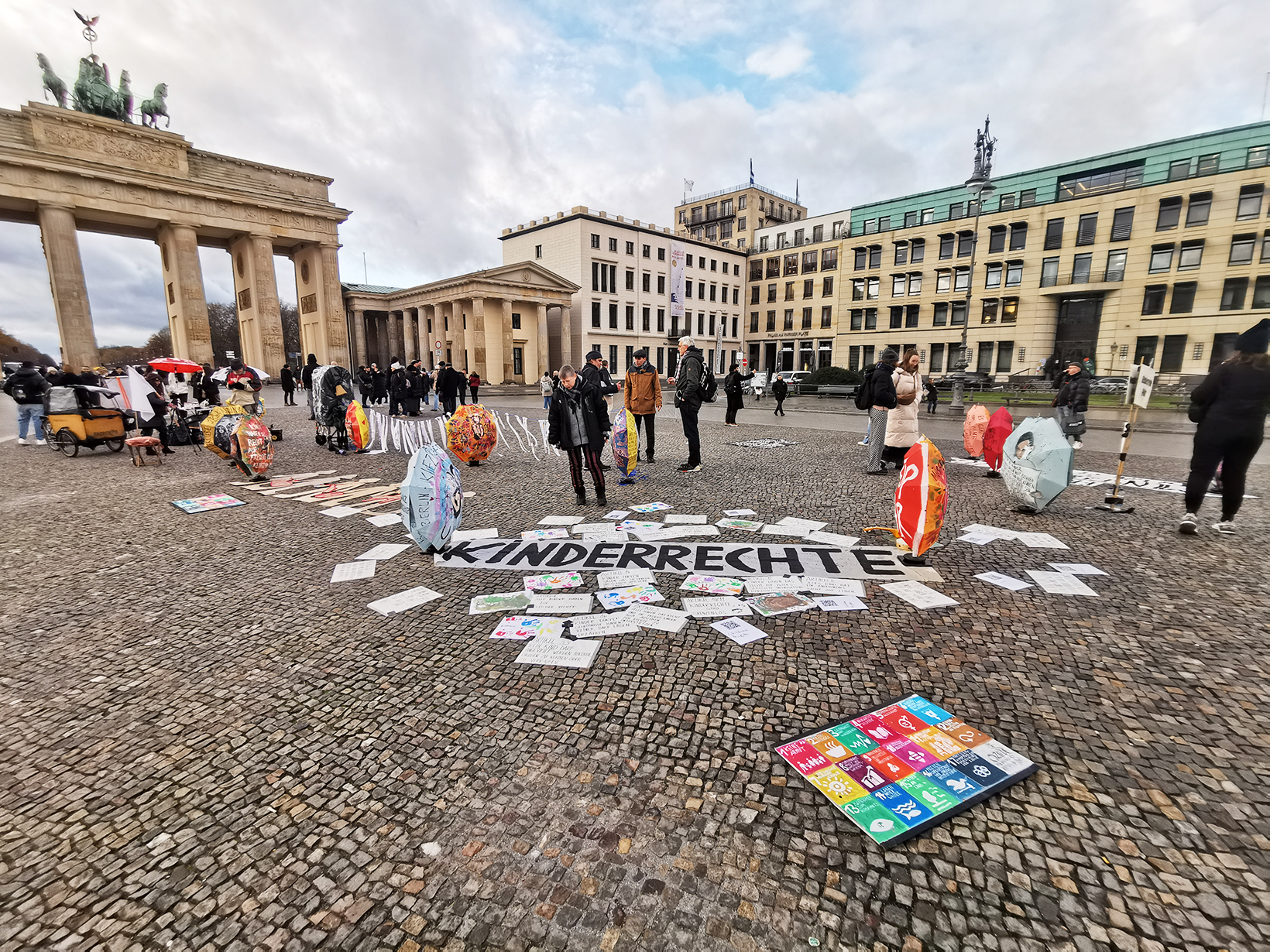 Eine Kunst- und Mahnaktion zum Internationalen Tag der Kinderrechte am Brandenburger Tor