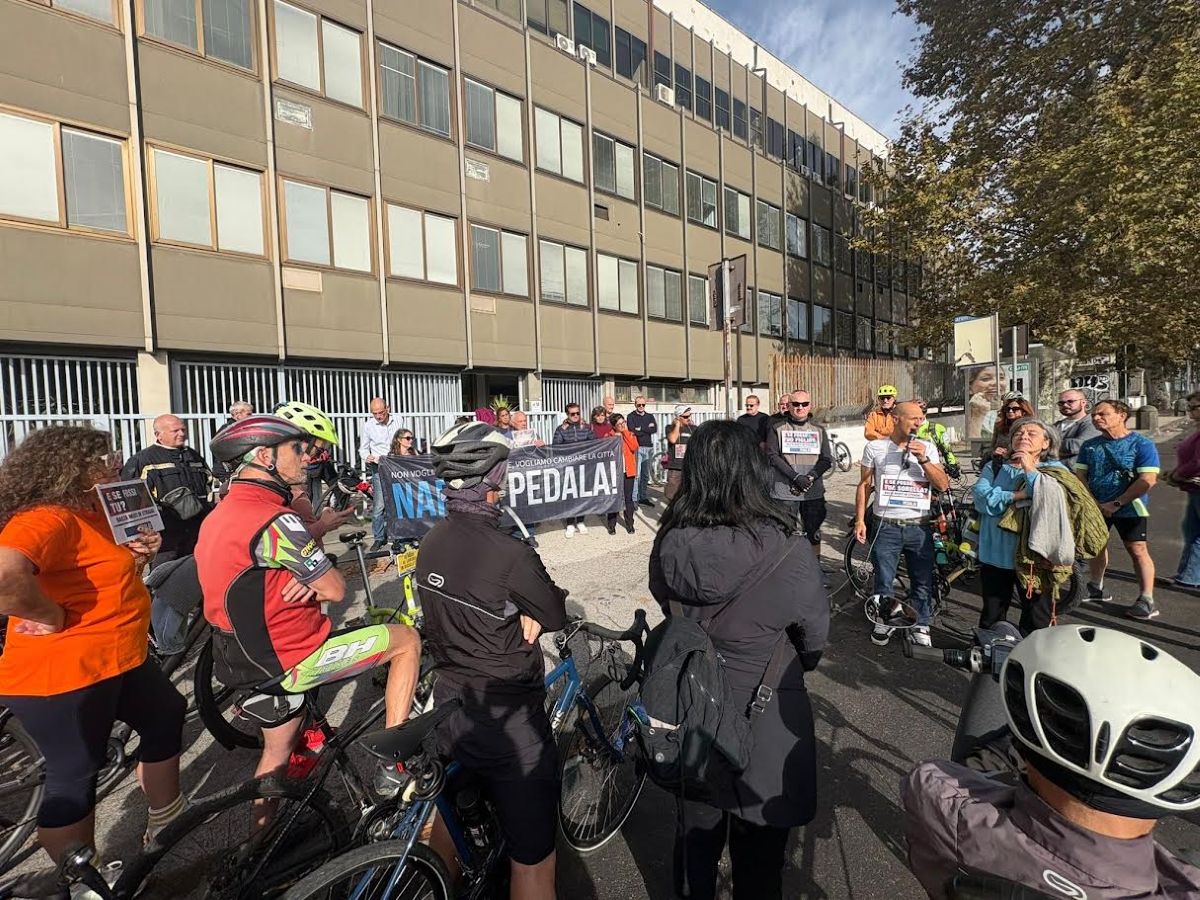 Un momento della manifestazione organizzata dal comitato “Napoli Città 30” in via Don Bosco: ciclisti e associazioni chiedono interventi strutturali per fermare la violenza stradale.
