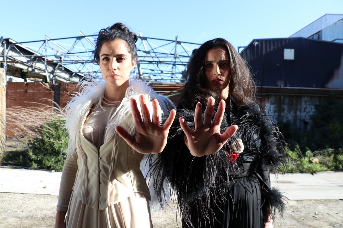 Due donne con le mani alzate in un gesto fermo e consapevole: dire basta alla violenza significa reclamare spazio, voce e dignità. Uno sguardo che non chiede protezione, ma riconoscimento