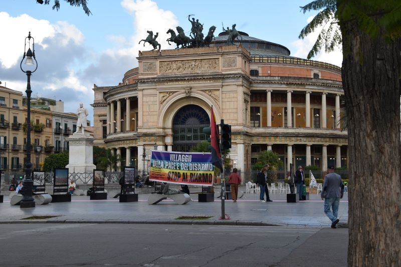 davanti al teatro politeama di palermo il teatro della pace