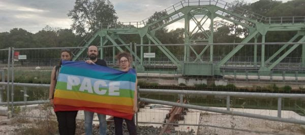 protesta di fronte alla linea ferroviaria