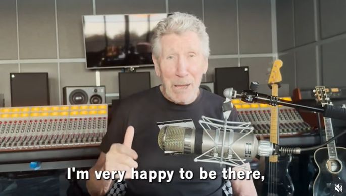 Roger Waters mentre manda i saluti allo sciopero
