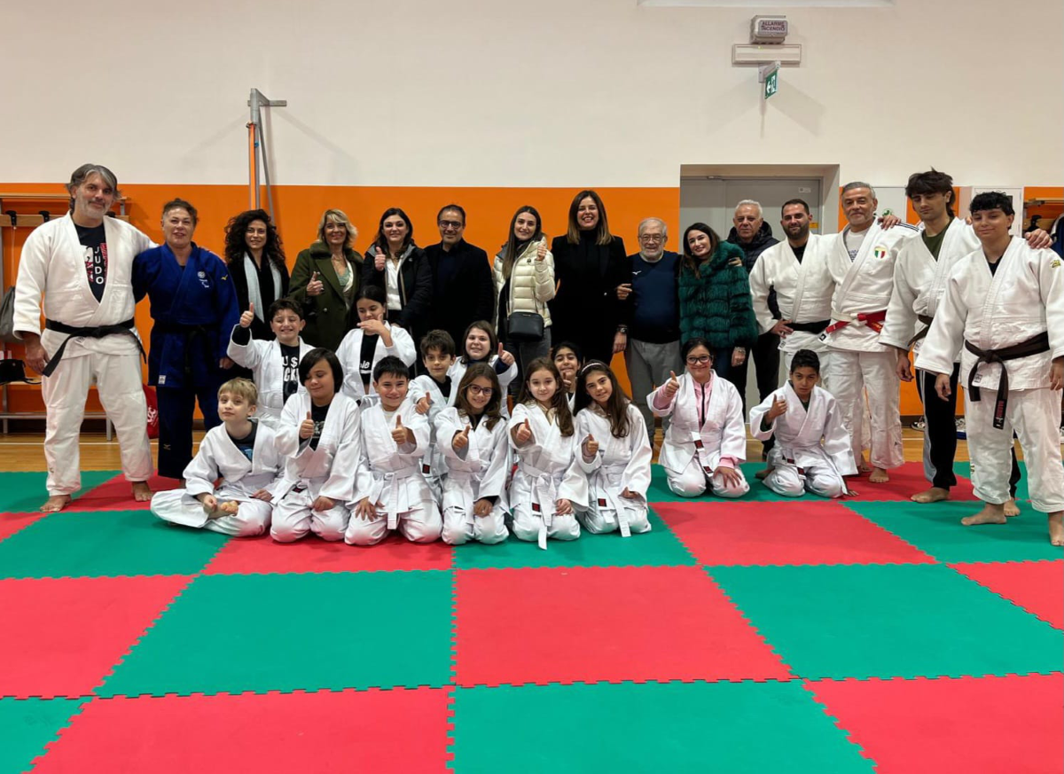 Foto di gruppo con istruttori, studenti e rappresentanti dell’Istituto Comprensivo “De Amicis” durante il progetto Katautism.