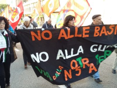 Una manifestazione contro le basi a Cagliari