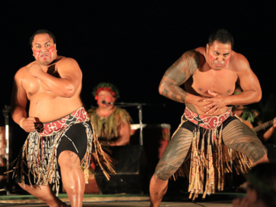 Des membres du peuple Maori, en pleine danse Haka, intégrée dans la culture Néo-Zélandaise.