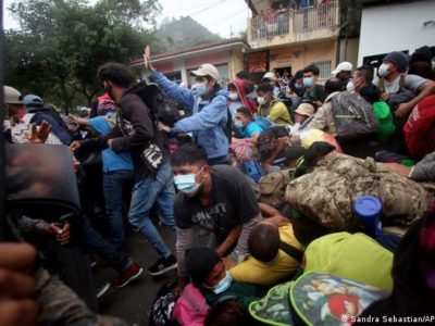 Migranten aus Honduras versuchen über die Grenze Guatemalas in Richtung USA zu gelangen