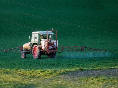 Traktor, der Pestizid auf einem Acker versprüht