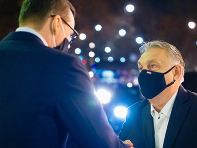 Der polnische Premierminister Mateusz Morawiecki (links) empfängt Viktor Orbán zu Gesprächen über Grenzsicherheit in Warschau, Dezember 2021. / Government of Poland (CC BY 3.0 cropped)