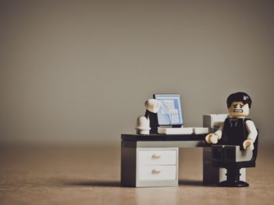 Lego-Figur am Schreibtisch
