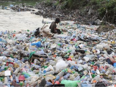 «La rivière Luilu est polluée par une entreprise de la place par des substances nocives. Il est strictement interdit de faire usage de cette eau.»