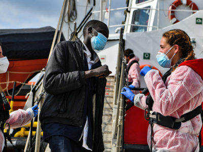 Open Arms bringt 28 aus dem Mittelmeer gerettete Personen im sizilianischen Hafen Augusta an Land