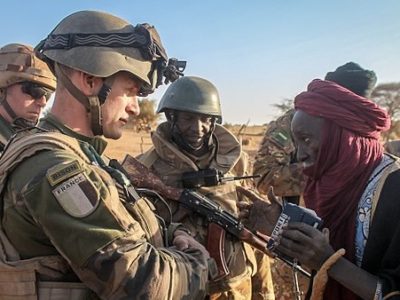 French soldiers of the 126th Infantry Regiment and Malian soldiers in Operation Barkhane, 17 March 2016.