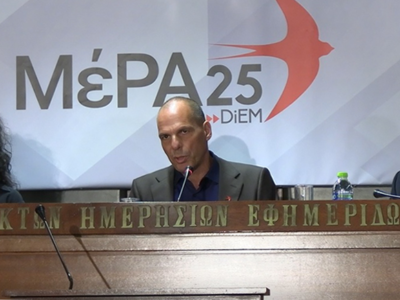 Miembros de la Internacional Progresista leen la Declaración de Atenas, de izquierda a derecha: Eze Temelkuran (Turquía), Yanis Varoufakis (Grecia), Jeremy Corbyn (Reino Unido).