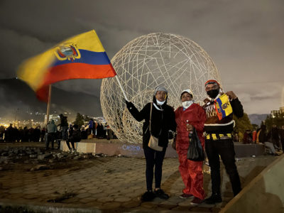 Manifestantes flamean la bandera del Ecuador en el El Arbolito, icónico parque de Quito