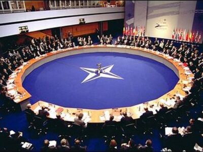 Reunião da NATO 2002 (foto Wikipedia)
