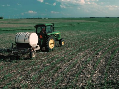 2048px-Fertilizer_applied_to_corn_field