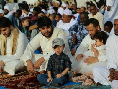 Niño musulmán rezando