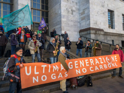 striscione Ultima Generazione tribunale Mi