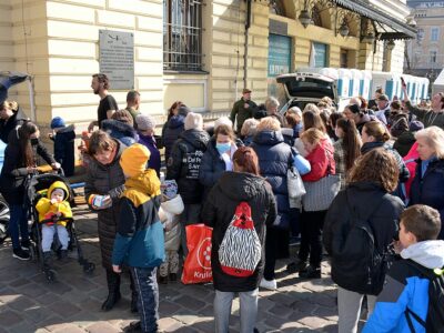 Ukrainian refugees offered meals, clothes, shelter in Kraków