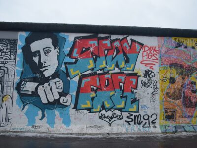 Stay_Free_Mural_by_Christoph_Frank,_East_Side_Gallery_(Ank_Kumar,_Infosys_Limited)