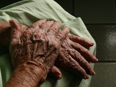 1080px-Old_hands