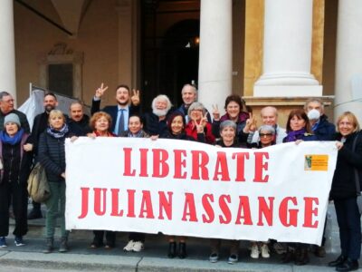 attivisti_movimento_free_assange_reggio_emilia