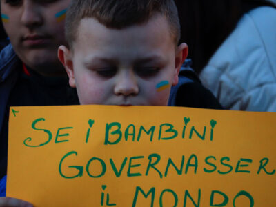 MANIFESTAZIONE PER LA PACE E  CONTRO  LA GUERRA  RUSSIA  UCRAINA CARTELLO SE I BAMBINI GOVERNASSERO IL MONDO