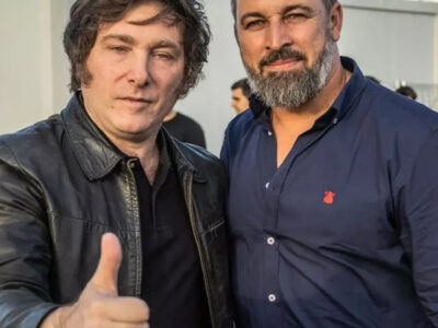 O candidato de extrema-direita Javier Milei (à esquerda) com o líder do Vox, Santiago Abascal (Vox - Reprodução, Twitter)