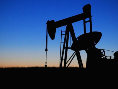 Campo de petróleo (Pixabay, pump-jack-848300_1280)