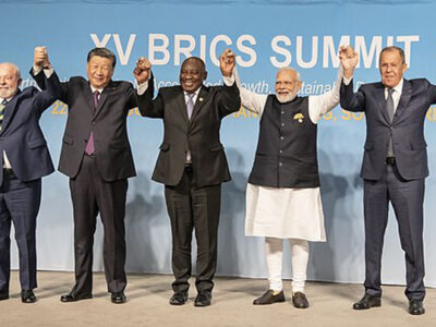 XV Cimeira do BRICS 2023 (da esquerda: Presidente do Brasil Lula da Silva, Presidente da China Xi Jinping, Presidente da África do Sul Cyril Ramaphosa, Primeiro Ministro da Índia Narendra Modi e Ministro das Relações Exteriores da Rússia Sergey Lavrov), Foto Wikimedia Commons