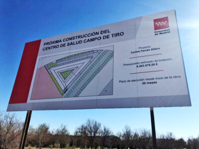 A poster on a wasteland announces the construction of the Campo de Tiro health centre. Photo courtesy of Vecinos y vecinas de los pueblos y barrios de Madrid.