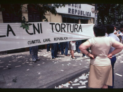 Manifestacion contra la tortura del Movimiento Sebastian Acevedo cerca del cuartel general de la CNI.