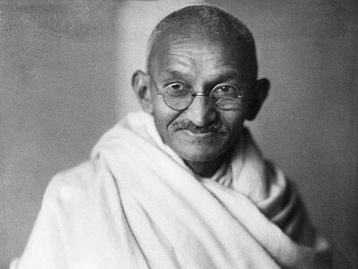 Mahatma-Gandhi,_studio,_1931 tagliata