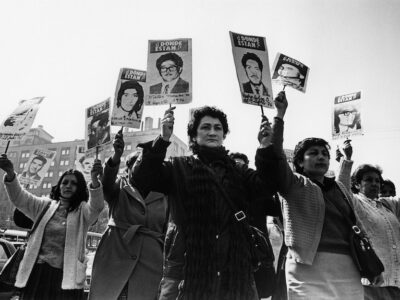Women from the Agrupación de Familiares Desaparecidos demonstrate in front of the Government Palace during Pinochet's military regime (Image by Kena Lorenzini - Museo de la Memoria y los Derechos Humanos (CC BY-SA 3.0))