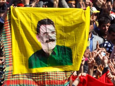 particolare di manifestazione pro  Öcalan e il popolo curdo (Dinamopress)